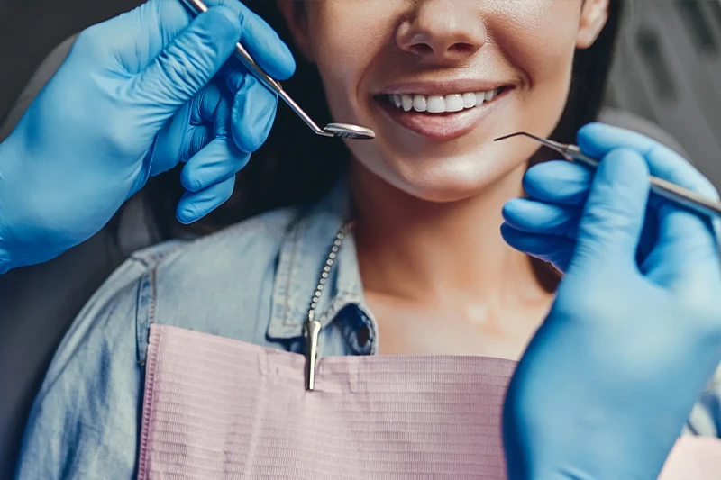 Zdrowy uśmiech kobiety